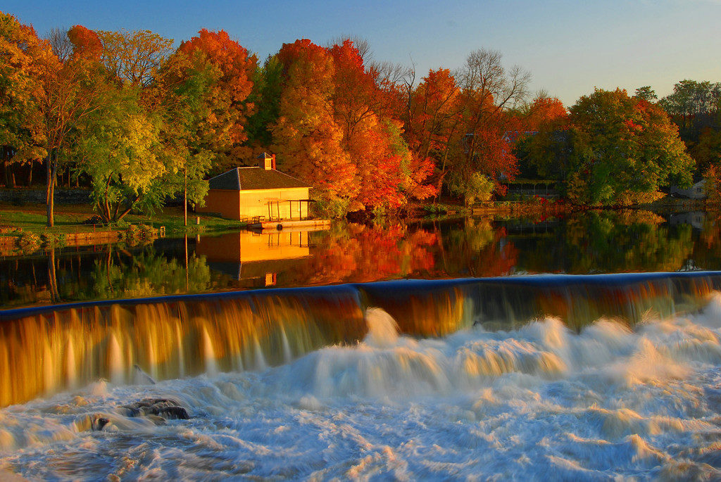 Foliage in New England, the “leaps” of the Pawtucket Falls, Lowell