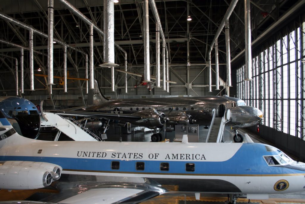 Sullo sfondo l'Air Force One di Rosevelt