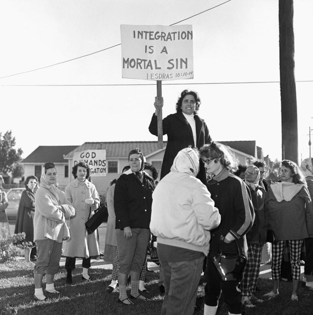 Proteste contro l'ingresso a scuola di Ruby Bridges (Ph. Credits emaze.com)