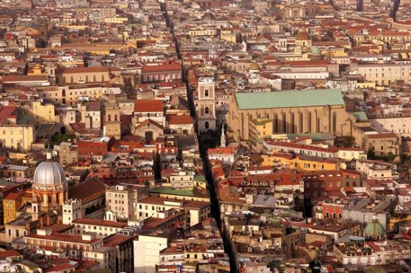Napoli da non perdere: la linea retta di Spaccanapoli, l'antico Decumano Inferiore