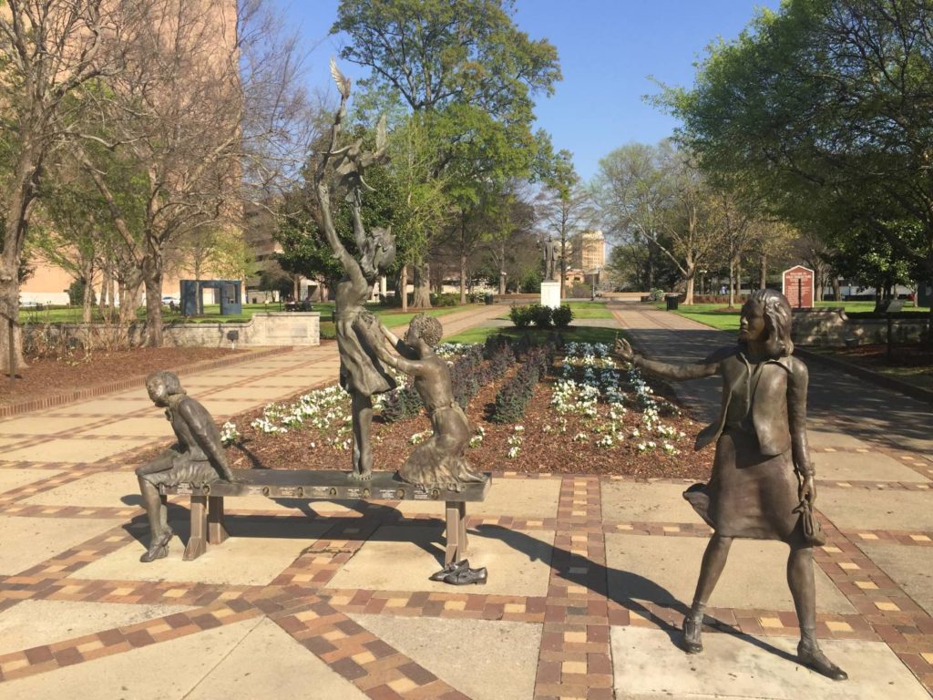 Il Kelly Ingram Park, in primo piano le statue che commemorano le 4 giovani vittime del Ku Klux Clan