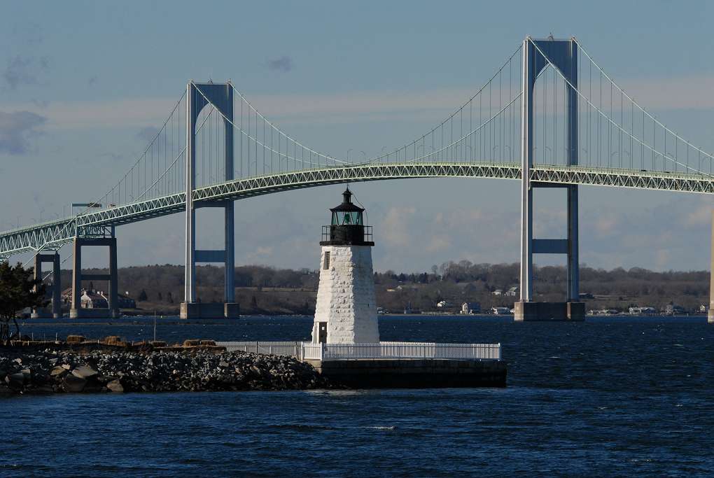 L'accesso a Newport attraverso lo spettacolare Newport Bridge