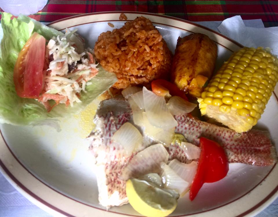 Visitare St. Croix: piatto unico tipico a base di wahoo appena pescato, riso e verdure