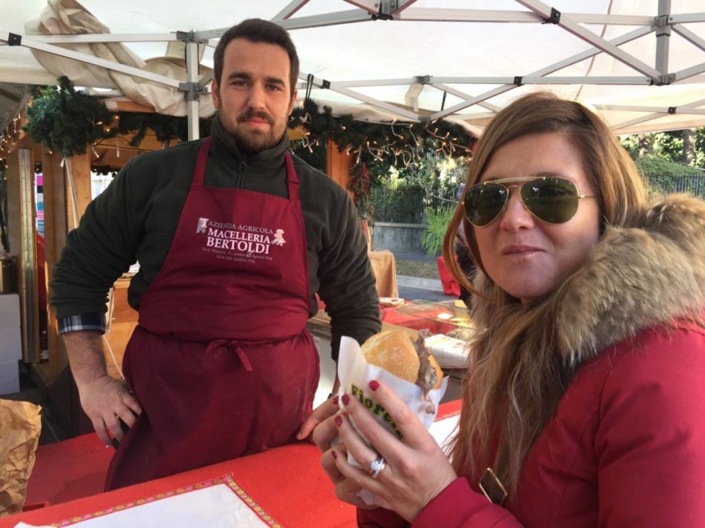 Weekend nel Garda Trentino: prelibatezze dal mercatino di Arco, panino con carne salada