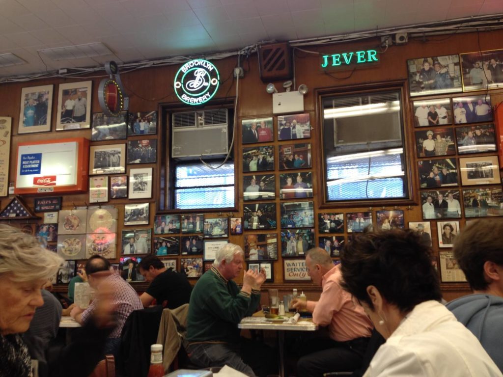 Katz's Delicatessen, l'interno