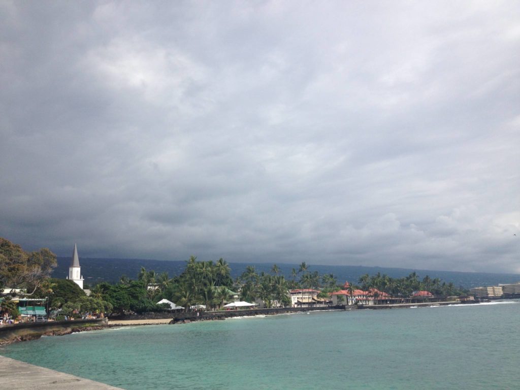 Kailua Kona e sullo sondo il campanile della chiesa di Mokuaikaua